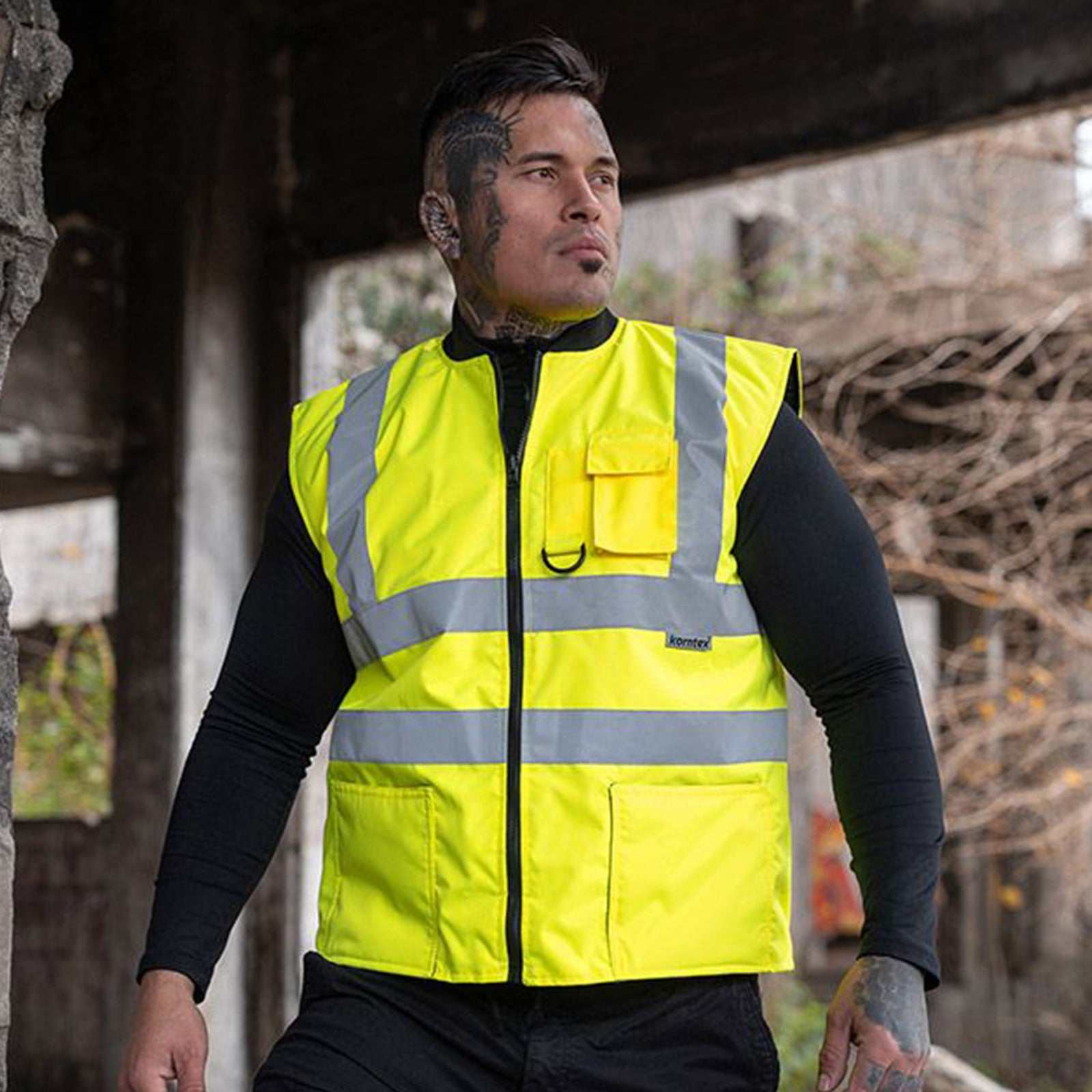 2 in 1 Bodywarmer „Ural“ in fluoreszierendem Gelb mit Reflexstreifen und Taschen, zertifizierte Hi-Vis-Weste mit Wendefunktion