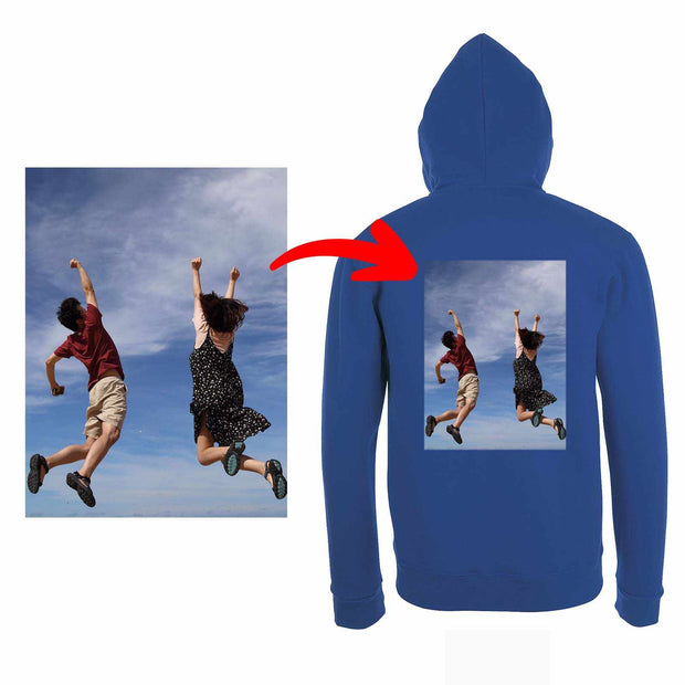 Individuell bedruckte blaue Kapuzenjacke mit personalisiertem Foto auf dem Rücken – Kapuzenjacken selbst gestalten mit hochwertigem Sol's Stone Hoodie