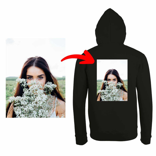 Personalisierte schwarze Kapuzenjacke mit Fotodruck auf Rückseite, Kapuzenjacken selbst gestalten, Sol's Stone Hoodie, hochwertiger Reißverschluss, Oeko-Tex zertifizierte Tinte, weiches 50/50 Baumwolle-Polyester Mischgewebe.