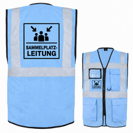 Sammelplatzleitung Weste aus hellblauem Polyester mit silbernen Reflexstreifen, Reißverschluss, Taschen und Leitungsaufdruck.
