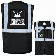 Multifunktionsweste als Sammelplatzleitung Weste aus schwarzem Polyester mit Reflexstreifen, Reißverschluss, Taschen und Aufdruck.