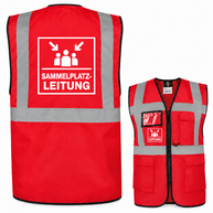 Sammelplatzleitung Weste aus rotem Polyester mit silbernen Reflexstreifen, Taschen, Reißverschluss und Aufdruck „SAMMELPLATZ-LEITUNG“.