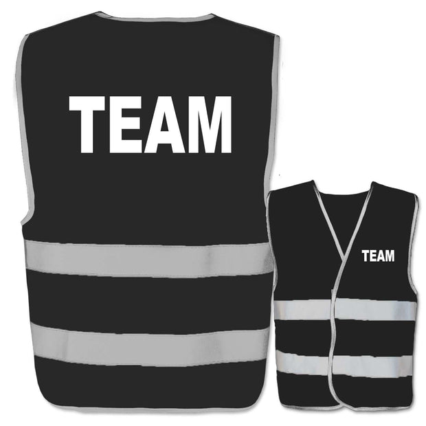 schwarze Warnweste mit Aufdruck TEAM und zwei reflektierenden Streifen vorne und hinten