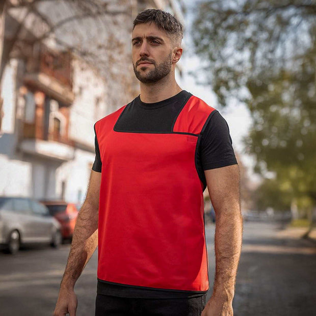 Rotes Warnweste „Sylt“ von Korntex, individuell bedruckbar, Modell mit seitlichen Komfortklettverschlüssen, getragen von Mann im Freien